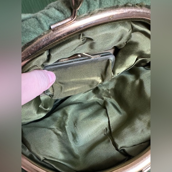 Beautiful Vintage 1960s Green Kisslock Handbag - Picture 8 of 13